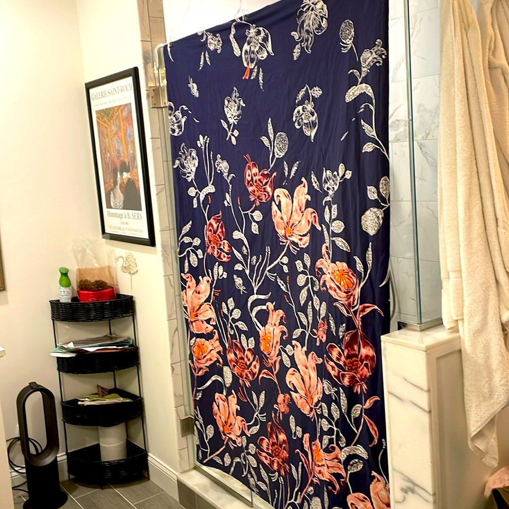 Fantastic 100%cotton shower curtain. Never used. From Anthropologie.
